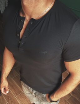 Czarna Koszulka Z Guzikami